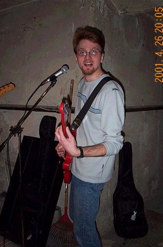 Lászlófi András (ének, gitár)